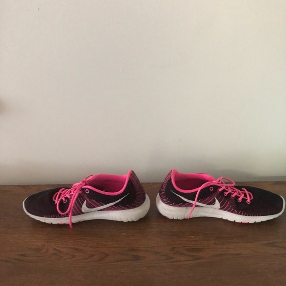 Two pairs of Pink youth Nike 6.5Y US - Picture 4 of 16